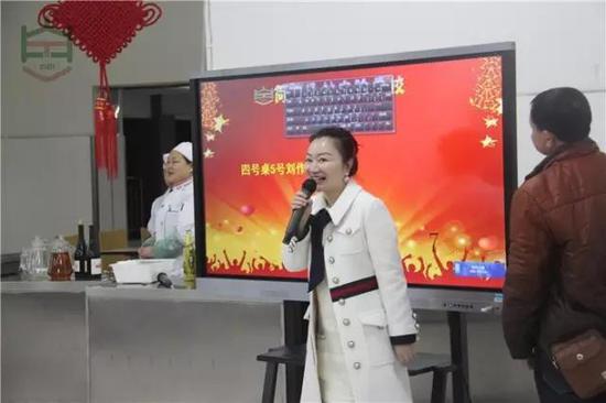 舒萍以董事长身份参加通材学校活动。