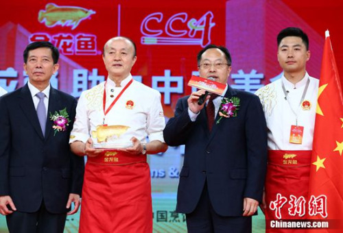 益海嘉里集团公共事务总监王巍向名厨代表团赠送象征“富贵吉祥”的琉璃金龙鱼
