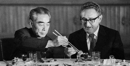 也许是美食征服了基辛格，一顿烤鸭大餐之后，双方的会谈异常顺利，促成了尼克松的访华，中美关系揭开了新的一页。