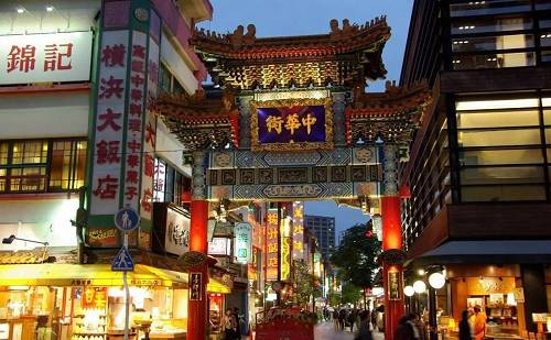 另一方面,虽然中国饮食文化博大精深,例如著名的八大菜系(鲁菜、川菜、粤菜、苏菜、闽菜、浙菜、湘菜、徽菜)就历史悠久、各具特色、自成体系,但是长期以来,中国本土的各种传统美食大多数时候都局限在本地,未能像肯德基、必胜客、星巴克那样形成遍布全球的经营网络。