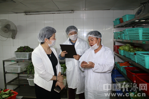 审核组在冰火楼柏郡酒店后厨蔬菜清洗环节进行查看。中国经济网记者 韩肖/摄