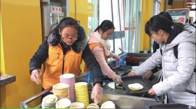 探访：甘肃首家智慧餐厅 学生当“经理” 实现自主管理