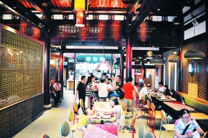随着新的资本和跨界竞争者不断进入餐饮市场,80后90 后在餐饮消费市场和餐饮企业管理层中日益占据主要位置,行业洗牌日益显著。 CNSPHOTO提供